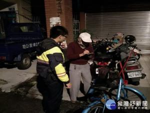 霧峰警送迷路老人回家。林重鎣攝