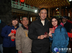 市長朱立倫4日於土城永福岩及五穀先帝廟，向民眾拜早年及發放金狗年「狗來旺」福袋。（圖／記者黃村杉攝）