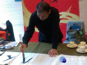海峽兩岸享有盛名前二十大國畫大師黃慶源，3日受創意家之邀於新莊君泰社區揮毫。（圖／記者黃村杉攝）