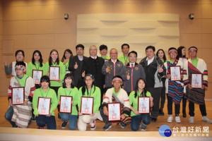 英語服務營活動結業，縣長頒贈十五位感謝狀感謝十五位南半球海外華裔青年。（記者許素蘭／攝）