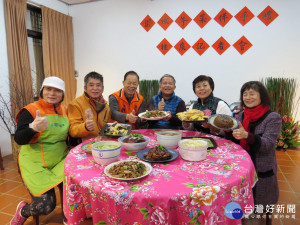 苗栗市公所力薦客家年菜、特色料理和客家味伴手禮。（記者許素蘭／攝）