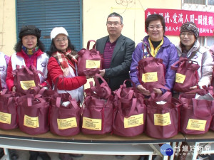 關懷獨居低收 婦女關懷協會贈年菜