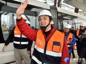 市長朱立倫視察淡海輕軌、環狀線、萬大線、安坑輕軌及三鶯線等工區，並分送福袋與薑茶慰勞施工人員。（圖／記者黃村杉攝）