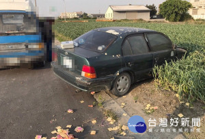 男子酒後駕車，為了閃避來車卻不慎自撞，車子卡在農田裡，動彈不得。（記者陳昭宗拍攝）