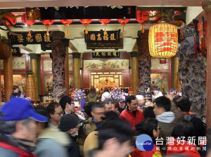 市長朱立倫忠順廟參拜祈福台灣平安，花蓮災後復建順利，並發放狗年「旺來福來」春聯及「狗來旺」福袋。（圖／記者黃村杉攝）