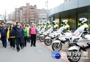 市長鄭文燦在府前廣場，出席「桃園市107年加強重要節日（春節期間）安全維護工作警（民）力展示及校閱」。

