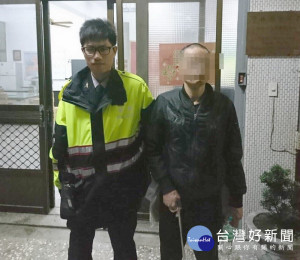 男子形跡可疑遇警攔車盤查，卻心虛拔腿就跑，還好員警訓練有素，立刻追上並將人壓制，果然在他身上起出毒品。（記者陳昭宗拍攝）