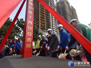 市長朱立倫出席主持土城區日和市民活動中心開工動土儀式。（圖／記者黃村杉攝）