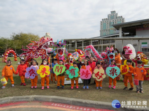 苗栗火車站龍裝置祈平安，小朋友舞龍快閃迎遊子。（記者許素蘭／攝）