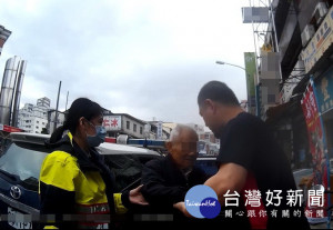 正妹女警送老人回家。林重鎣攝