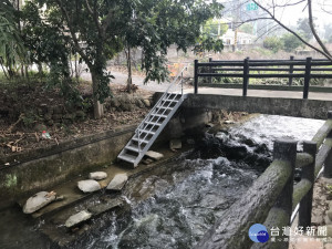 前來黃金小鎮可體驗穿龍圳的水圳文化。（縣府提供）