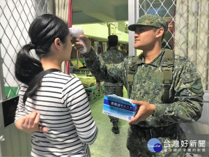 衛福部疾管署呼籲，民眾走春拜年或進行外旅遊等活動時，務必做好個人手部衛生與咳嗽禮節，如出現發燒、合併咳嗽等類流感症狀，請戴上口罩，落實生病在家休息，並注意室內通風，降低疫情風險。（圖／資料照片）