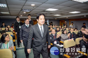 市長鄭文燦陪同行政院長賴清德在市府，出席「中央與地方落實前瞻基礎建設暨長期照顧業務座談會」。

