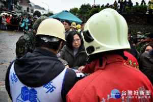 民進黨公布該黨在花蓮震災後的民調，根據民調結果顯示，民眾對政府救災表現的達到76.5％滿意度。至於對蔡英文總統的支持度則是50.6％、滿意度為50.4％，皆超過5成。（圖／總統府Flickr）