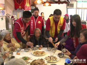 園區廠商服務長輩 募資年菜送弱勢