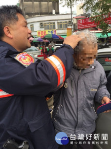 老翁車上突暈倒 警伸援手助返家