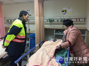 屋頂沈思險喪命 警、消協助送醫阻悲劇