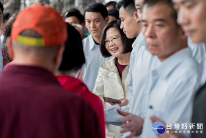 年蔡英文總統到屏東參拜時，僅到屏東市玉皇宮，並未回家鄉楓港發放紅包。對此蔡英文總統表示因擔心春節期間南下墾丁地區旅遊的遊客眾多，擔心行程會影響交通，因此農曆年節後將會另外安排時間回故鄉。（圖／總統府Flickr）