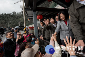 蔡英文初二至中和烘爐地發送福袋，和熱情民眾握手（圖／總統府）