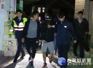北港警方為維護社區居住安全，積極執行清樓專案，日前在水林鄉清查一處空屋，逮獲3名逾期居留的外籍男子。（記者陳昭宗拍攝）