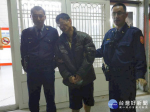 宏仁所員警獲報有侵入住宅竊盜案件，立即前往現場查獲一名嫌疑人，以警用M-police查詢，得知男子涉2竊盜通緝案。（記者陳昭宗拍攝）