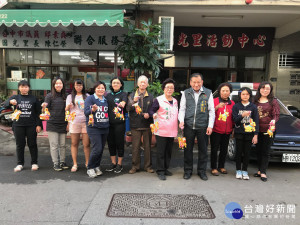 邱素貞議員及國光里長自掏腰包送小提燈