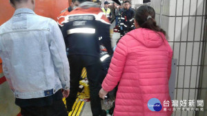今天早上7點29分，台北車站月台上有名女乘客疑身體不適突然向前傾昏倒，由於頭部超出月台，5秒後慘遭正進站的自強號列車撞擊，旁人見狀立即通報救護車，緊急送往台大醫院急救後仍宣告不治。（圖／台鐵提供）