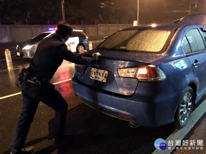 女兵駕車拋錨熄火  龍潭暖警推車即刻救援