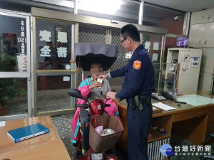 失智老翁路上徘徊　警方獲報協助返家