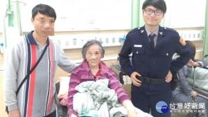 霧峰警方送回迷路老婦人。林重鎣攝
