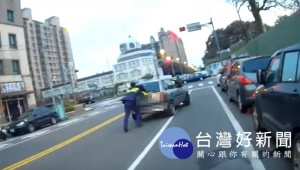 中壢分局文化派出所警員，協助民眾處理故障車輛，並推至路旁。