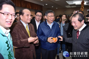 今天是開工第一天，台北市長柯文哲率副市長、各局處首長前往市議會向議員拜年。