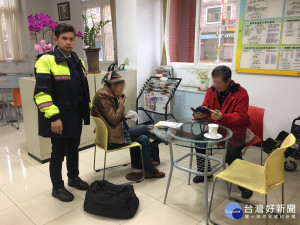 警員將該女子帶回派出所，奉上溫開水與毛巾，並讓該女子好好休息與緩和情緒。