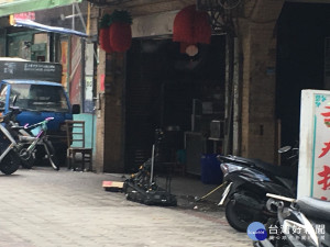 八德廣福路鬧區發現爆裂物，防爆出動機器人移除並透過X光機透視後，認該紙箱安全無虞後開啟，發現是塑膠飲料瓶，空紙盒、碎玻璃等，虛驚一場。（圖／記者陳寶印攝）