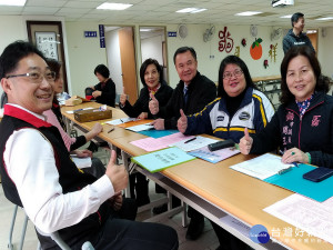 國民黨籍現任市議員周玉琴、謝彰文、李曉鐘、呂淑真（右起）在桃園市黨部領表及登記。