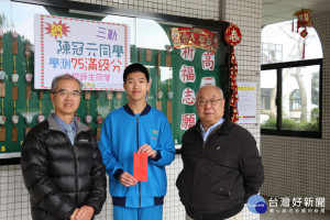 方海龍董事長(右)、顏慕德校長(左)祝賀學陳冠元同學大學學測成績創校史紀錄，勇奪75滿級分。