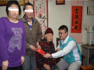   
大甲區建興里一個家庭有四名身心障礙者，全依靠九十歲阿嬤郭王玉辛苦工作照顧過日子。擬參選台中市議員施志昌二十七日前往探視，鼓勵阿嬤要堅強，身體要保重，有機會選上市議員，會爭取更周全的福利提供生活，這是他參選的主要理念。（記者陳榮昌攝）