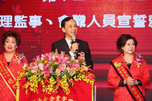 市長朱立倫出席新北市工商婦女企業管理協會理事長交接典禮。（圖／記者黃村杉攝）