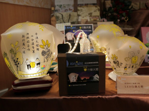 新北市久大庇護工場配合平溪天燈節推出「LED行動天燈」，燈體選擇可吹氣性外罩，方便收納攜帶。（圖／勞工局提供）