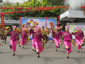 台中市新民高中表演藝術科學生帶來聲勢浩大的節慶之舞表演。（記者許素蘭／攝）
