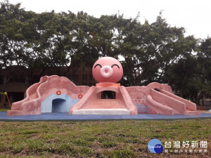 板橋溪北公園大型Q版章魚造型滑梯十分討喜。（圖／記者黃村杉攝）