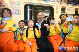 朱立倫市長1日陪同24位三重國小學童一同體驗搭乘北捷4折的優惠。（圖／記者黃村杉攝）