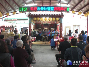 肯定花園福地付出 林智堅贈匾「香光永耀」