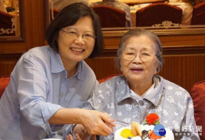 總統蔡英文母親張金鳳女士（右），今日下午在子女家人的隨侍下，於家中安詳辭世，享壽93歲（圖／翻攝蔡英文臉書）