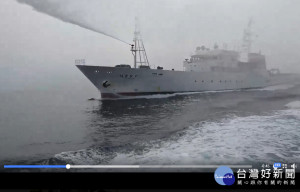 台灣海釣船到宜蘭蘇澳外海黑水溝，卻遭日本水產廳的船艦「水砲」驅趕，所幸海巡艦艇隨即趕往馳援，讓船上釣客逃過一劫。（圖／翻攝自吳太山臉書 ）