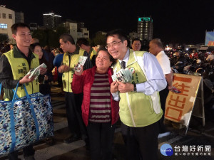 民進黨台南市長初選進入最後階段，參選人紛紛上街頭拜票