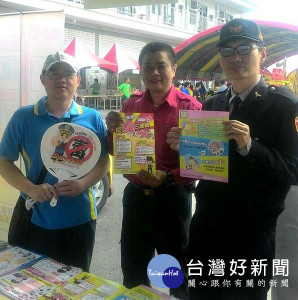 北港警方結合「水林番薯文化節」活動，深入社區宣導防搶、防竊、婦幼安全、反毒及交安等犯罪預防。（記者陳昭宗拍攝）