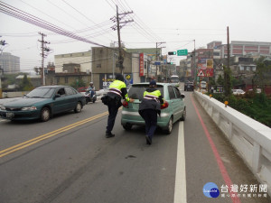 楊梅派出所警員協助民眾將故障車輛推離現場。