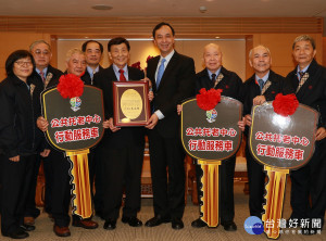 埔墘福德宮主委廖金順〈持感謝牌者〉率副主委等人捐出3輛交通車。（圖／記者黃村杉攝）