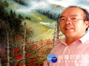 
因受電擊成殘的口足畫家林宥辰，不向命運低頭，努力用口足繪畫有成，成品在大甲高工藝文中心展示個展，值得各界前往觀賞。（記者陳榮昌攝）